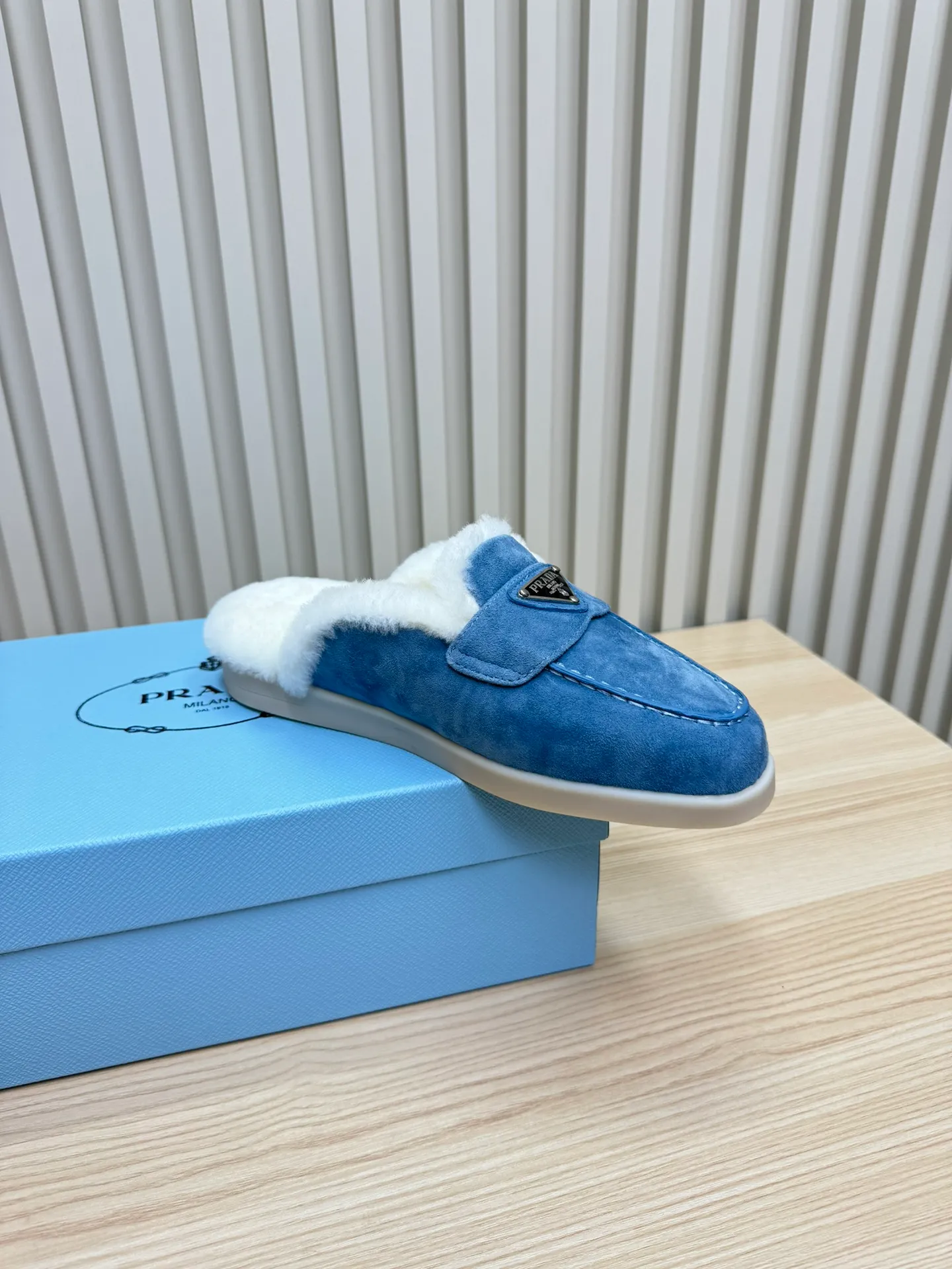 👟👟Ex-factory price 600👟👟 Prada / Prada (men and women) 24 new autumn and winter wool lining / loafers, wool collar echoes the design up and down! The Prada brand logo is outlined to highlight the high-end atmosphere! Made of sheepskin lining imported from Australia, the warmth retention effect in winter is great 👍 Fabric: Imported two-layer frosted cowhide Lining: Sheepskin imported from Australia One-piece Outsole: Original Tpu absorbent film outsole Female size: 35～41 (41 customized) Male size: 39～45 (45 customized)